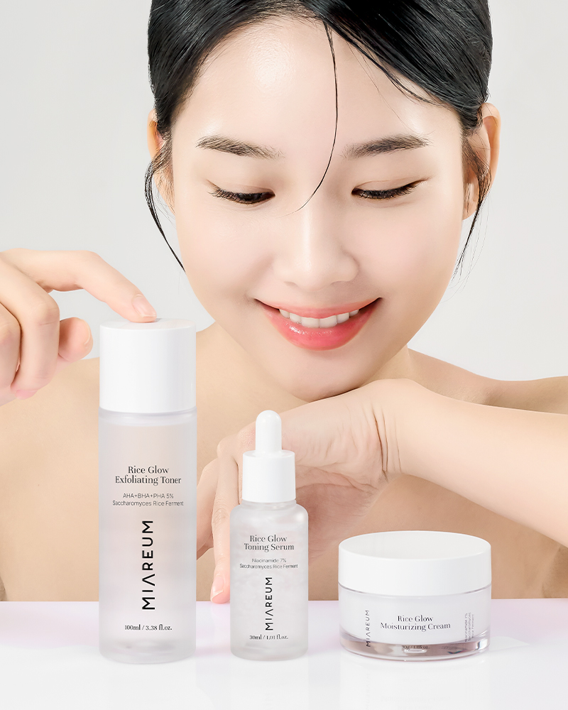 미아름 발효쌀 결광 라인 제품을 들고 있는 모델