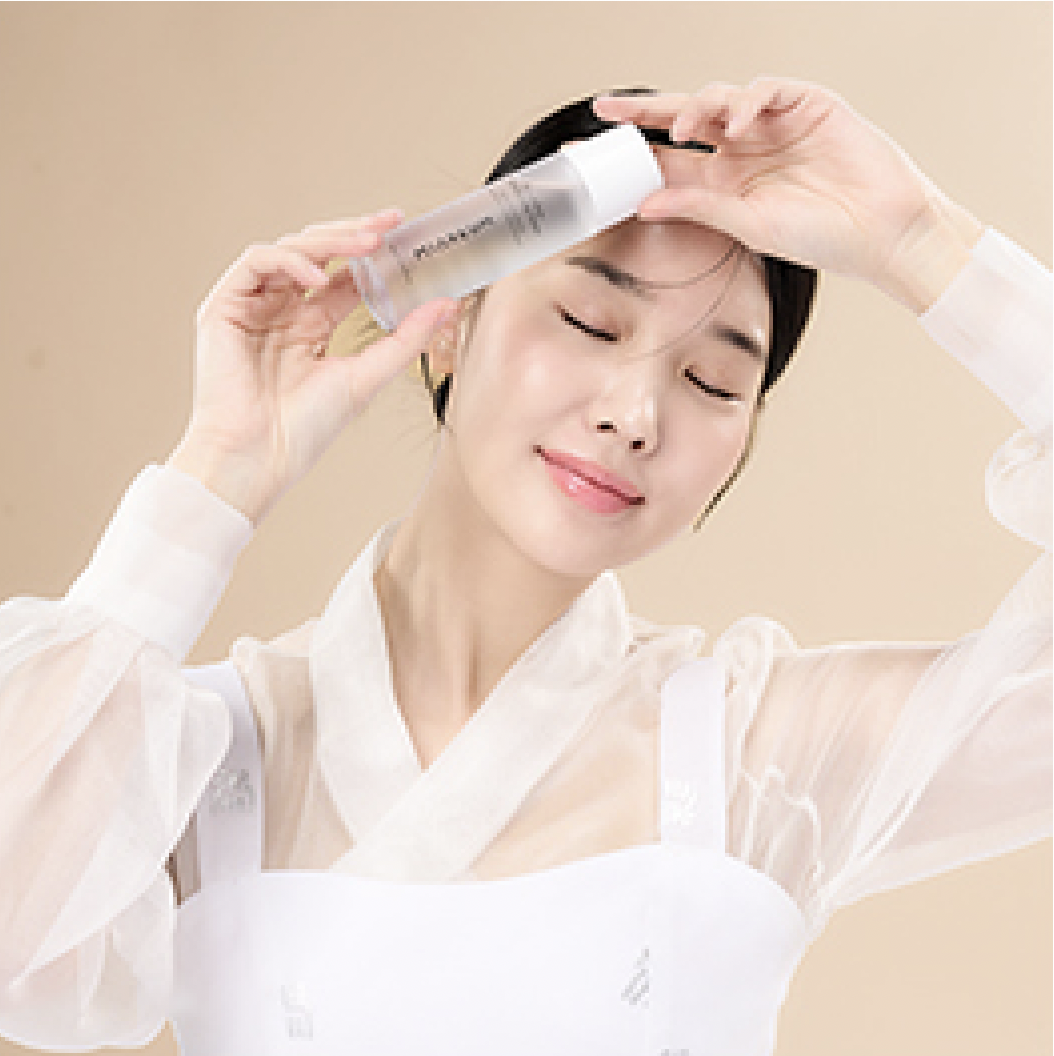 한복을 입고 미아름 세럼을 사용하는 모델