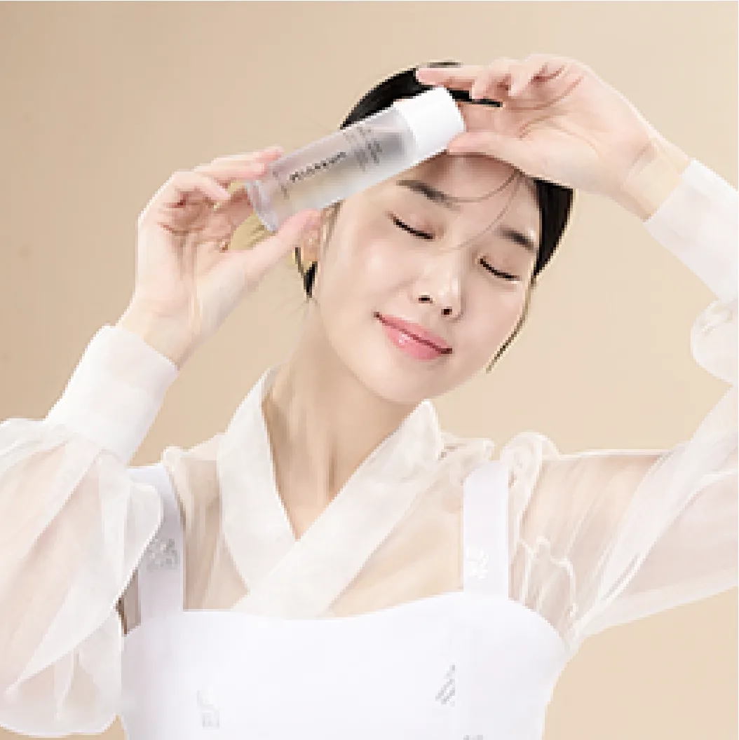 한복을 입고 미아름 세럼을 사용하는 모델